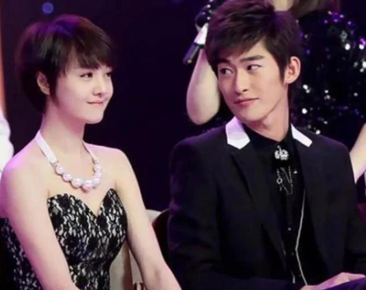 Sao Cbiz chạm mặt tình cũ: Người vừa ôm vừa khóc, kẻ tránh nhau như 'tránh tà' - 8