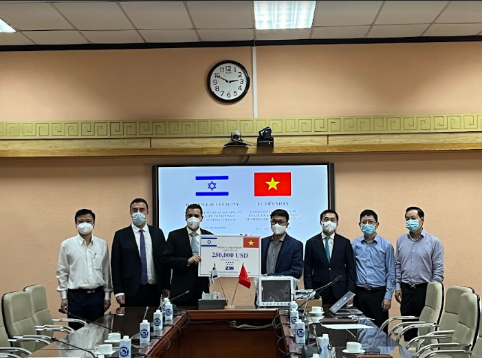 Hãng vận tải Israel trao thiết bị y tế hỗ trợ Việt Nam chống dịch - 1