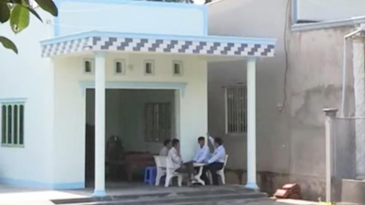 Long An: Nghi phạm tát vợ ngã tử vong được về nhà lo ma chay vợ - 1