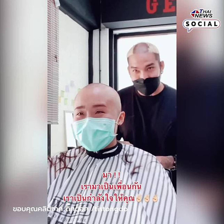 Đang làm cho khách, thợ tóc bỗng cầm tông đơ tự cạo đầu khiến cô gái bật khóc - 3