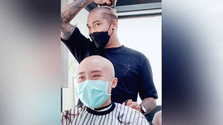 Đang làm cho khách, thợ tóc bỗng cầm tông đơ tự cạo đầu khiến cô gái bật khóc - 2