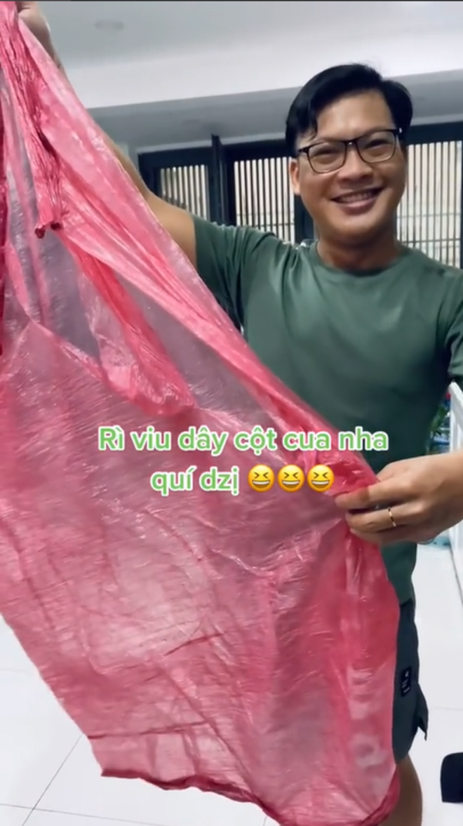 Khách mua cua về phát hiện được tặng kèm ‘quà’, dân mạng rôm rả ‘lời quá rồi’ - 3