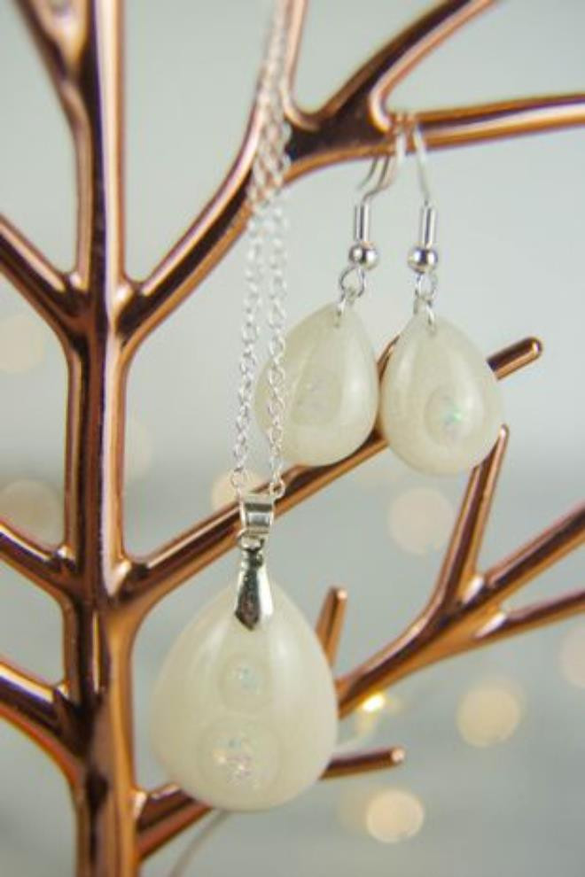 Giữ hộ sữa mẹ rồi biến thành trang sức, cặp vợ chồng kiếm vài chục tỷ đồng - 4