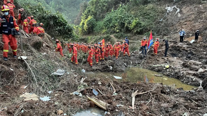 Máy bay rơi ở Trung Quốc có thể đã vỡ giữa không trung - 1