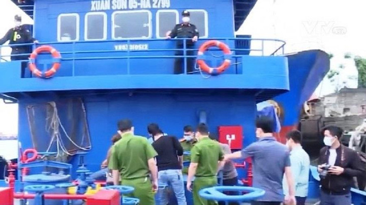 Công an Nghệ An bắt tàu chở 1 triệu lít xăng dầu lậu - 1