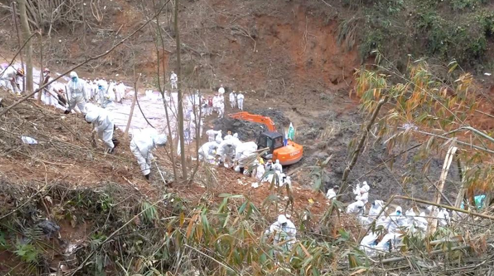 Ảnh: Trung Quốc vẫn hy vọng có người sống sót sau vụ tai nạn máy bay thảm khốc - 7