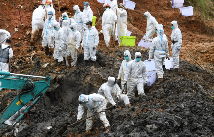 Ảnh: Trung Quốc vẫn hy vọng có người sống sót sau vụ tai nạn máy bay thảm khốc - 6