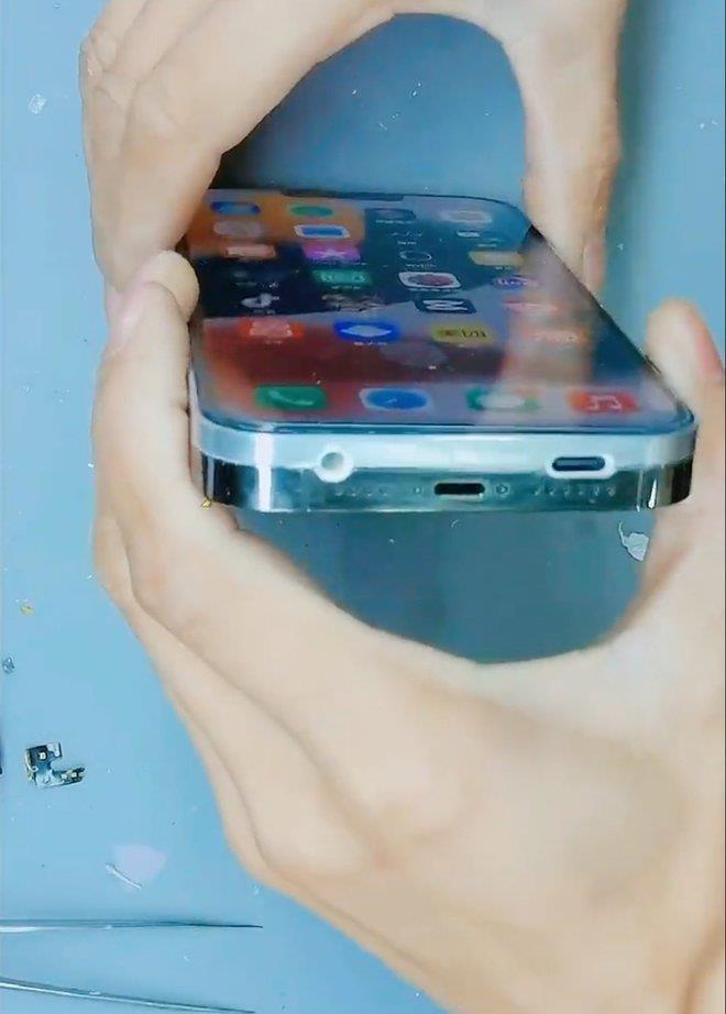 Bản 'độ' của iPhone 13 Pro Max có 2 viên pin - 1