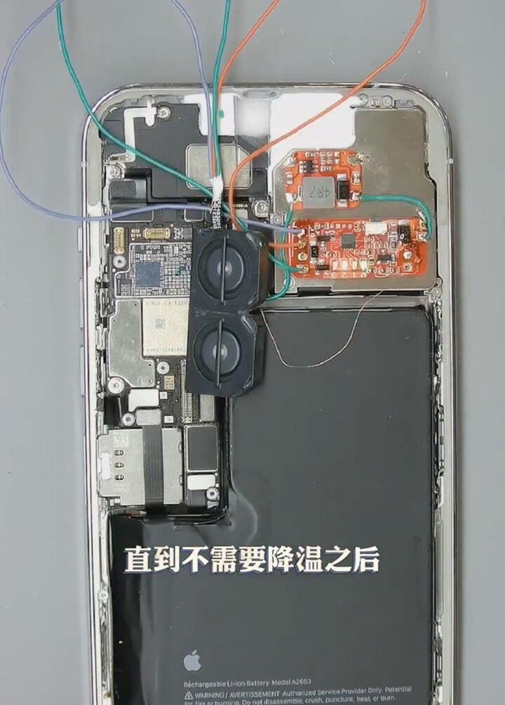 Bản 'độ' của iPhone 13 Pro Max có 2 viên pin - 4