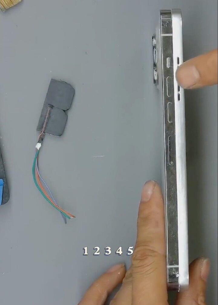 Bản 'độ' của iPhone 13 Pro Max có 2 viên pin - 5