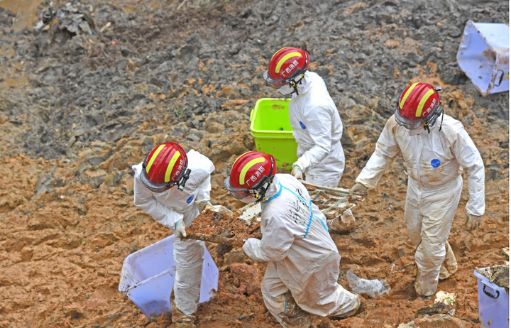 Ảnh: Trung Quốc vẫn hy vọng có người sống sót sau vụ tai nạn máy bay thảm khốc - 5