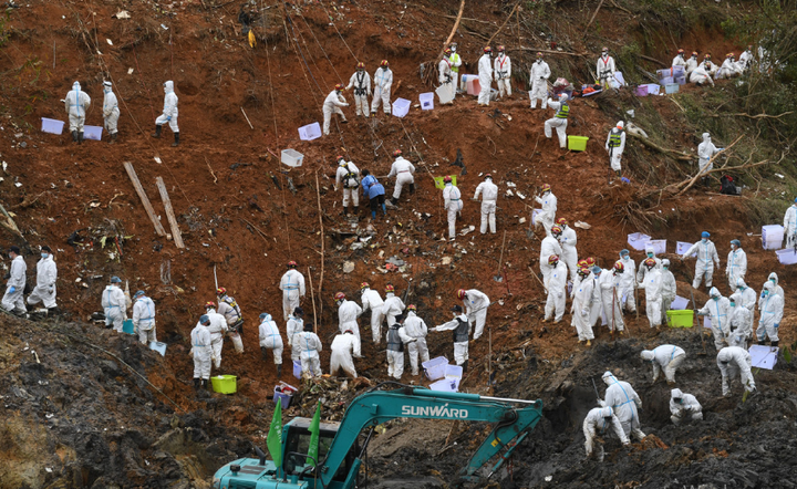 Ảnh: Trung Quốc vẫn hy vọng có người sống sót sau vụ tai nạn máy bay thảm khốc - 4