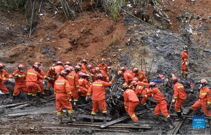 Ảnh: Trung Quốc vẫn hy vọng có người sống sót sau vụ tai nạn máy bay thảm khốc - 2
