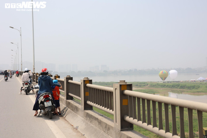 Ảnh: Nghìn người đội nắng xem khinh khí cầu, đường ven sông Hồng tắc cứng - 10