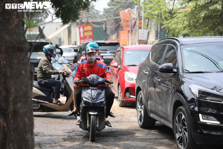 Ảnh: Nghìn người đội nắng xem khinh khí cầu, đường ven sông Hồng tắc cứng - 4