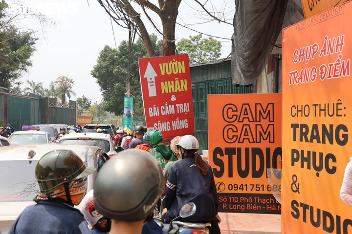 Ảnh: Nghìn người đội nắng xem khinh khí cầu, đường ven sông Hồng tắc cứng - 3