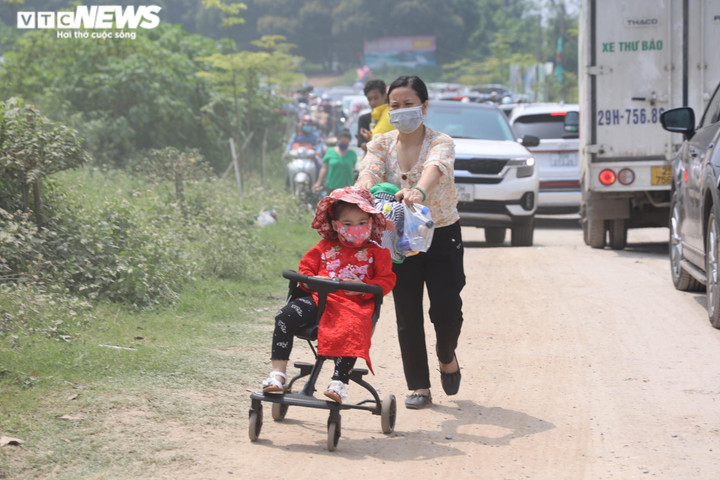 Ảnh: Nghìn người đội nắng xem khinh khí cầu, đường ven sông Hồng tắc cứng - 7