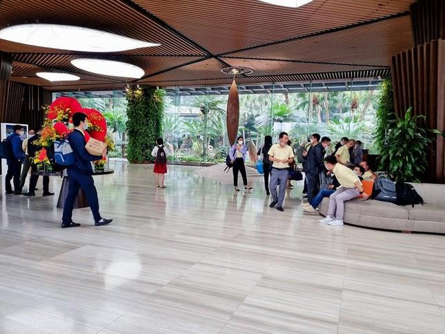 Khách đổ xô đi du lịch cuối tuần, các khu nghỉ gần Hà Nội kín chỗ - 1