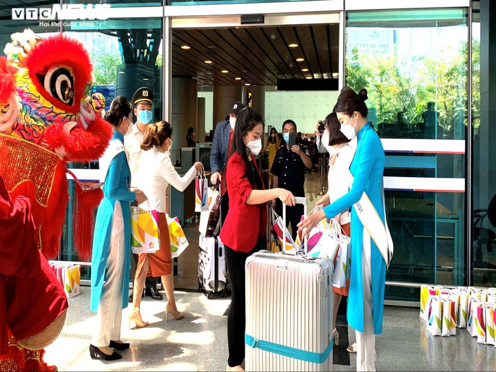 Ảnh: Đà Nẵng đón 2 chuyến bay đưa hơn 300 khách quốc tế đến thành phố - 4