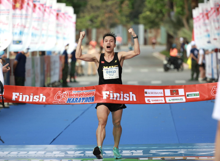 Hoàng Nguyên Thanh, Phạm Thị Hồng Lệ vô địch Tiền Phong Marathon 2022 - 4