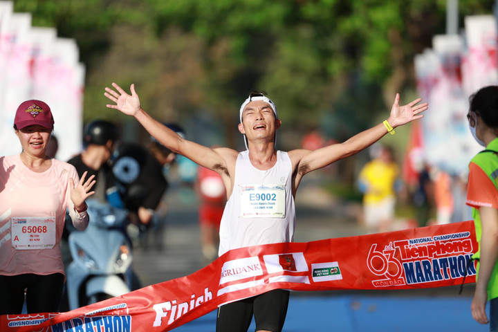 Hoàng Nguyên Thanh, Phạm Thị Hồng Lệ vô địch Tiền Phong Marathon 2022 - 1