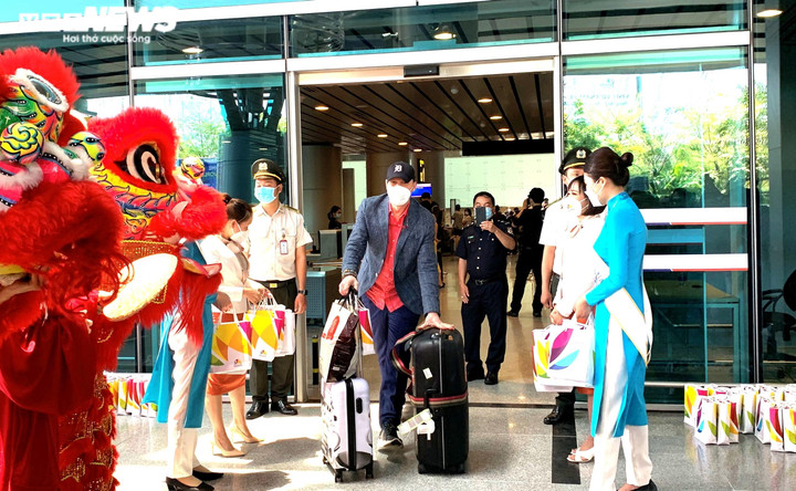 Ảnh: Đà Nẵng đón 2 chuyến bay đưa hơn 300 khách quốc tế đến thành phố - 8