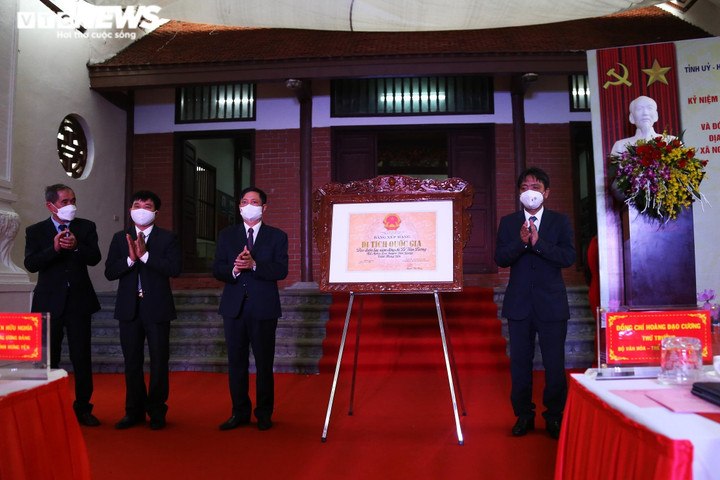 Đón bằng công nhận di tích quốc gia khu lưu niệm nhà cách mạng Lê Văn Lương - 3