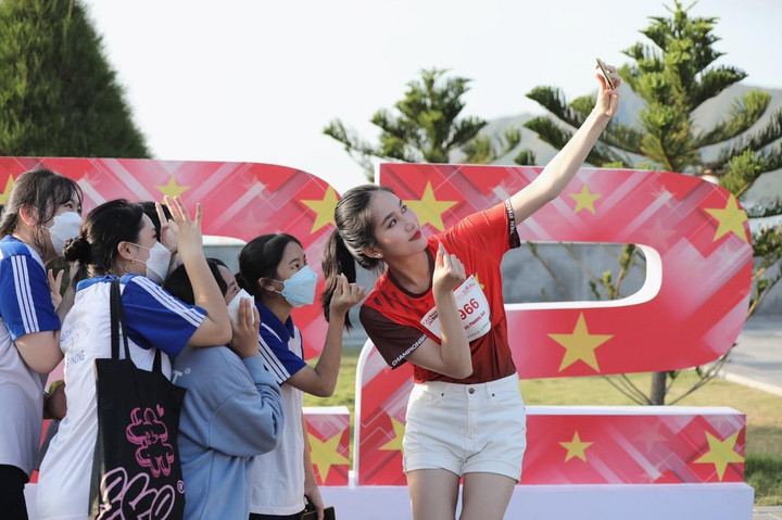 Ngắm Hoa hậu Đỗ Thị Hà và dàn người đẹp trên đường chạy Tiền Phong Marathon - 5