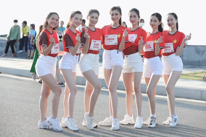 Ngắm Hoa hậu Đỗ Thị Hà và dàn người đẹp trên đường chạy Tiền Phong Marathon - 3