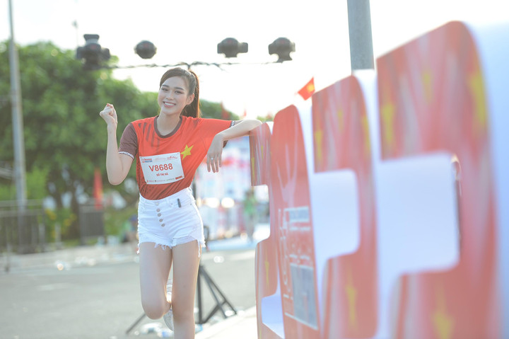 Ngắm Hoa hậu Đỗ Thị Hà và dàn người đẹp trên đường chạy Tiền Phong Marathon - 1