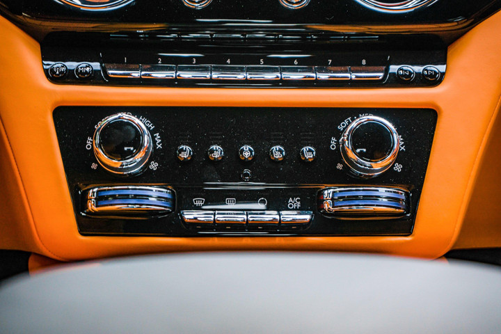 Cận cảnh Rolls-Royce Ghost với nội thất độc đáo tại Hà Nội - 16