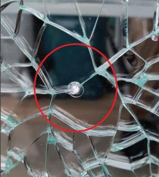 Hàng loạt nhà trong khu đô thị ở Hải Phòng vỡ kính, nghi do súng bắn - 1