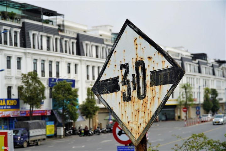 Hàng loạt nhà trong khu đô thị ở Hải Phòng vỡ kính, nghi do súng bắn - 3