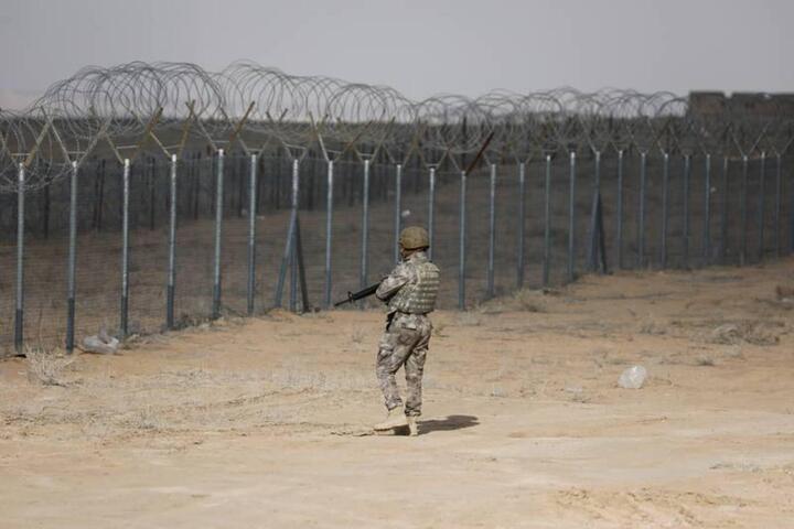 Iraq xây tường biên giới ngăn chiến binh IS xâm nhập - 1