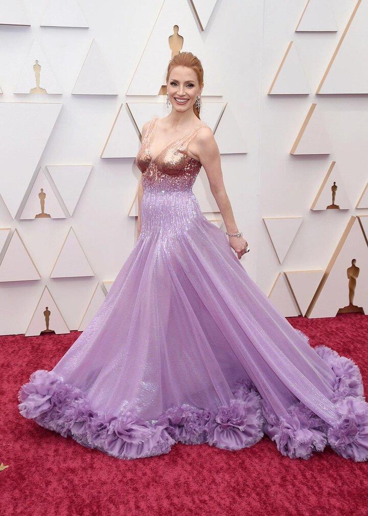 Những bộ cánh tuyệt đẹp trên thảm đỏ Oscar 2022 - 5