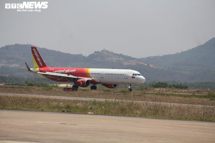 Máy bay hạ cánh xuống sân bay Chu Lai bị chiếu đèn laser - 1