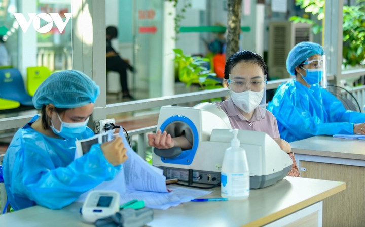 Không nhất thiết phải test COVID-19 thường xuyên cho mọi trẻ sơ sinh - 1