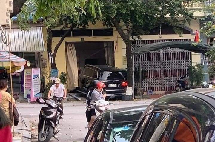 Xác định nguyên nhân xe Mercedes gây tai nạn liên hoàn, 2 người thương vong - 1