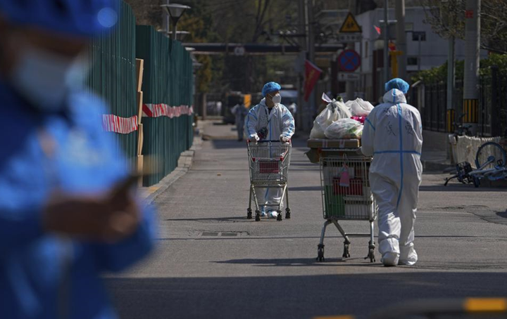 Ảnh: Thượng Hải trong ngày đầu tiên phân đôi thành phố ngăn Omicron lây lan - 9