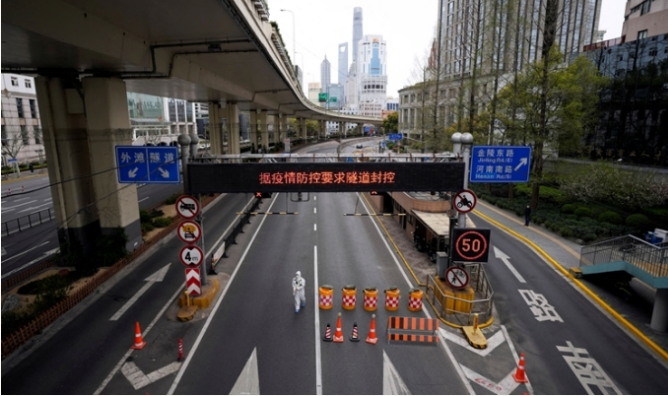 Ảnh: Thượng Hải trong ngày đầu tiên phân đôi thành phố ngăn Omicron lây lan - 7