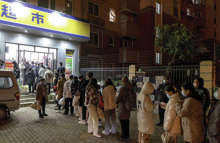 Ảnh: Thượng Hải trong ngày đầu tiên phân đôi thành phố ngăn Omicron lây lan - 4