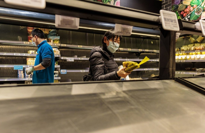 Ảnh: Thượng Hải trong ngày đầu tiên phân đôi thành phố ngăn Omicron lây lan - 8