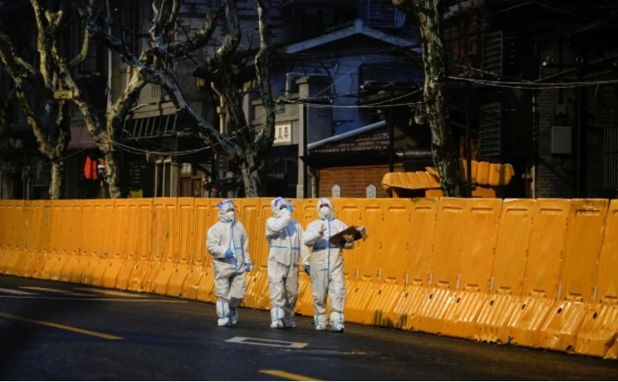 Ảnh: Thượng Hải trong ngày đầu tiên phân đôi thành phố ngăn Omicron lây lan - 3