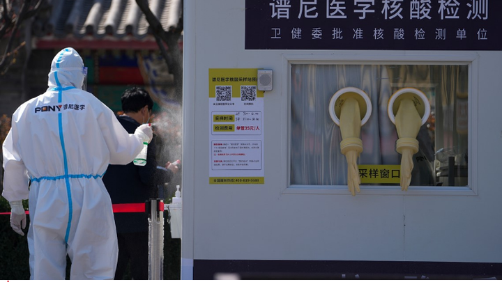 Ảnh: Thượng Hải trong ngày đầu tiên phân đôi thành phố ngăn Omicron lây lan - 1