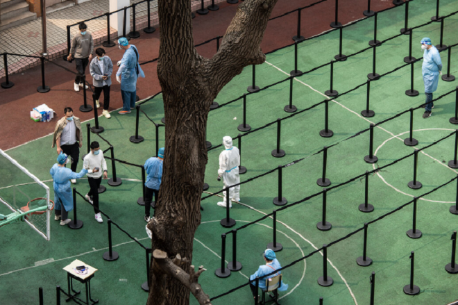 Ảnh: Thượng Hải trong ngày đầu tiên phân đôi thành phố ngăn Omicron lây lan - 5