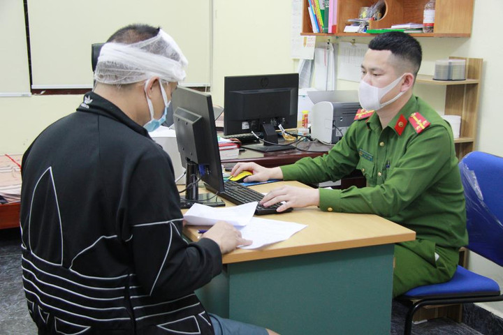 Tạm giữ lái xe Mercedes gây tai nạn khiến 2 người thương vong ở Quảng Ninh - 1