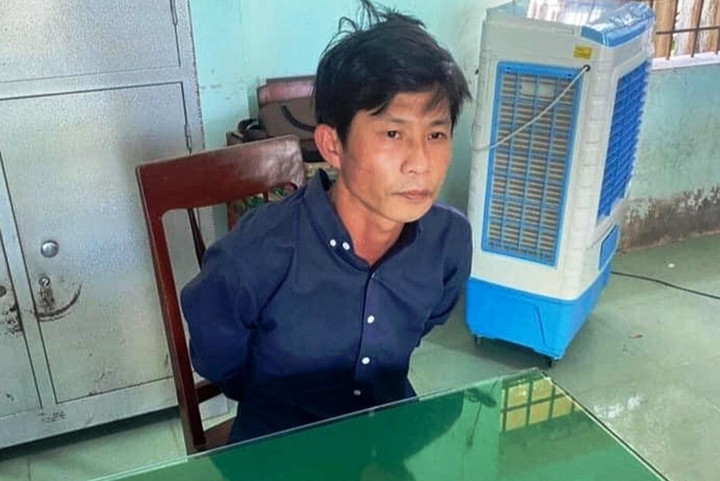 Mâu thuẫn tình cảm, kẻ mang 4 tiền án dùng dao cắt cổ tay cháu bé 3 tuổi - 1