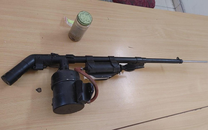 Người đàn ông tự chế súng, bắn vỡ kính nhiều nhà dân ở Hải Phòng khai gì? - 1