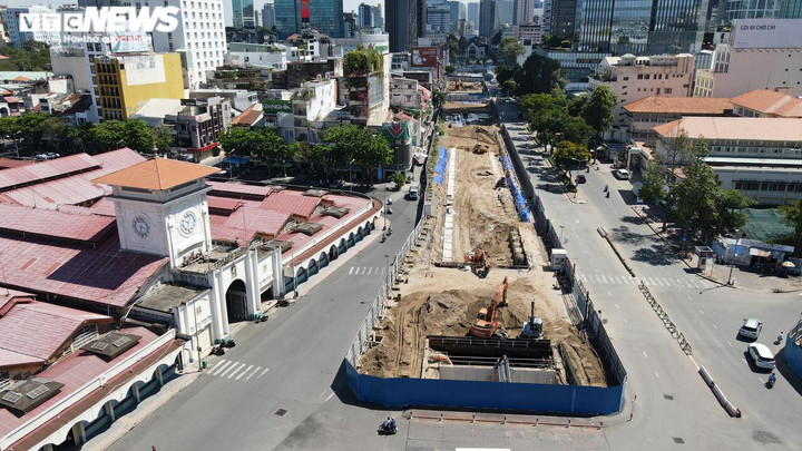 TP.HCM: Hàng rào tôn trên đường Lê Lợi sắp được tháo bỏ - 10