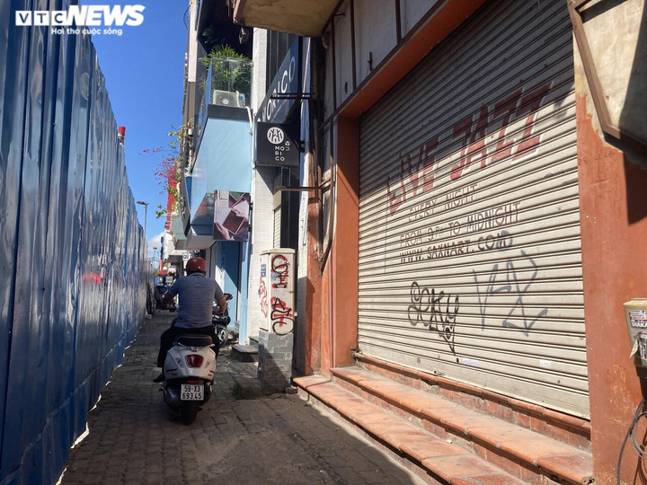 TP.HCM: Hàng rào tôn trên đường Lê Lợi sắp được tháo bỏ - 9